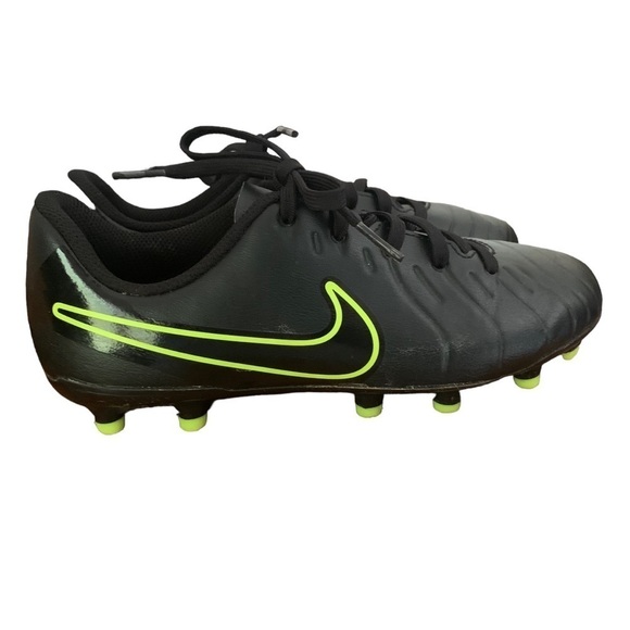 Nike Youth Black Swoosh Soccer Cleats Sz 2.5 - Picture 1 of 6